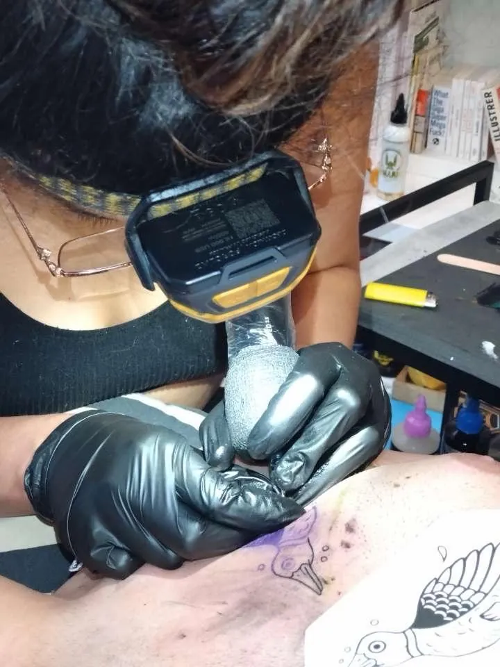 Athéna Gatineau en séance de tatouage