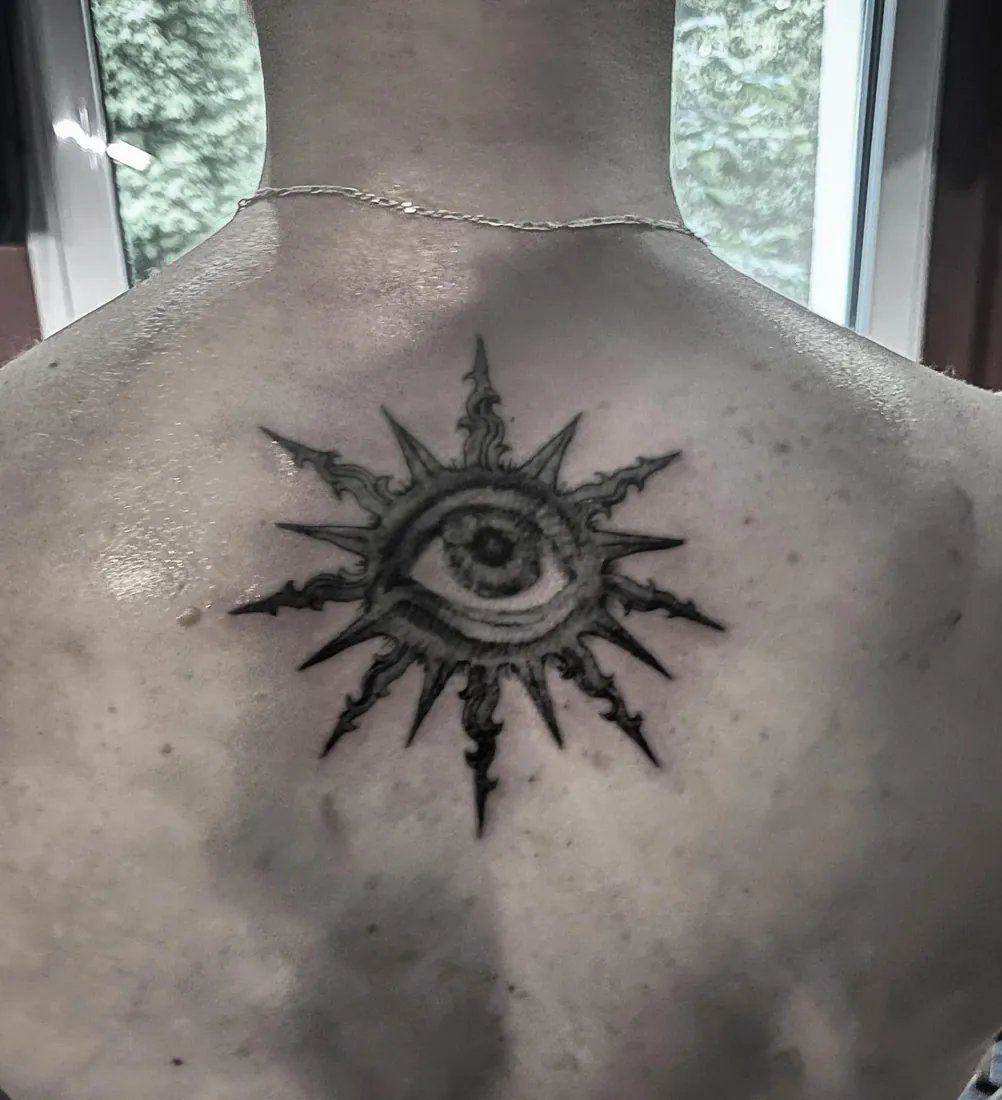 Tatouage Œil-soleil — dos, par Athéna Gatineau (GTN.INK)